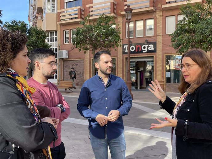 La secretaria de Organización del PSOE de Huelva y diputada provincial, Rosa Tirador, y el secretario general de Juventudes Socialistas de Huelva, Javier Huete, en rueda de prensa junto a otros socialistas onubenses.