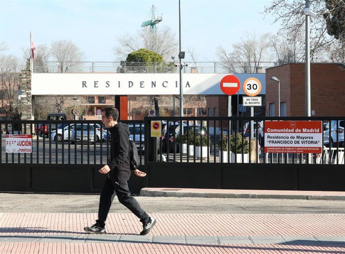 Archivo - Un hombre camina frente a la residencia de Francisco de Vitoria