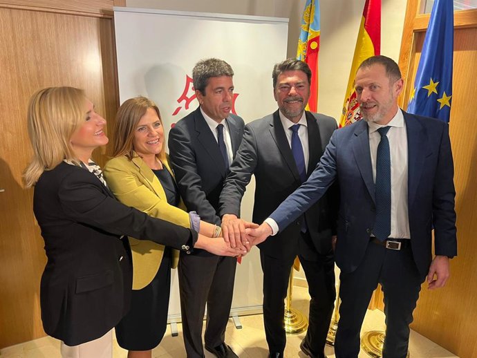 El president de la Generalitat, Carlos Mazón; la delegada del Gobierno en la Comunitat, Pilar Bernabé; el presidente de Adif, Ángel Contreras; la consellera de Infraestructuras, Salomé Pradas, y el alcalde de Alicante, Luis Barcala.