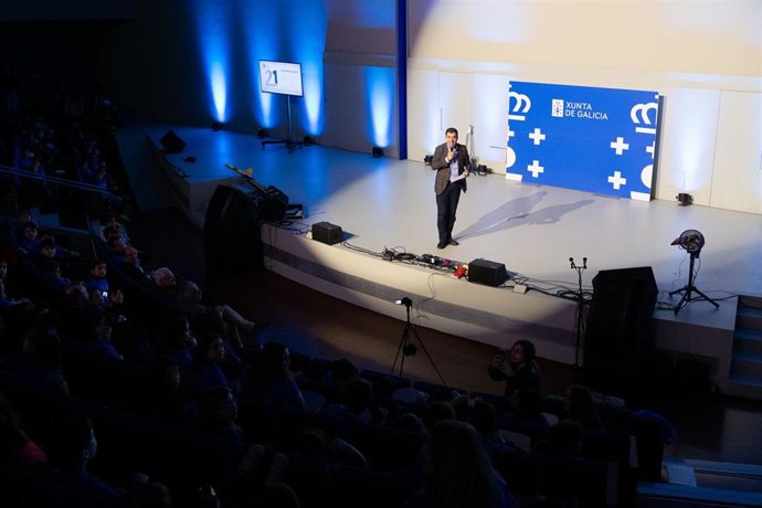 El conselleiro de Cultura, Educación, FP e Universidades en funciones, Román Rodríguez, participa en el encuentro del alumnado participante en el programa '21 días co galego e +'.