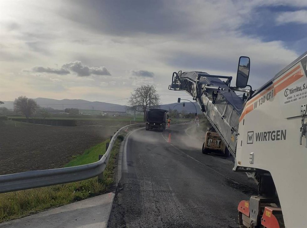 Archivo - Obras en una carretera alavesa