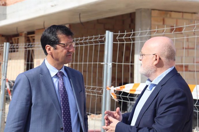 El vicepresidente segundo de C-LM, José Manuel Caballero, junto al delegado de la Junta en Albacete, Pedro Antonio Ruiz Santos, en su visita al Parque Científico y Tecnológico de Castilla-La Mancha.