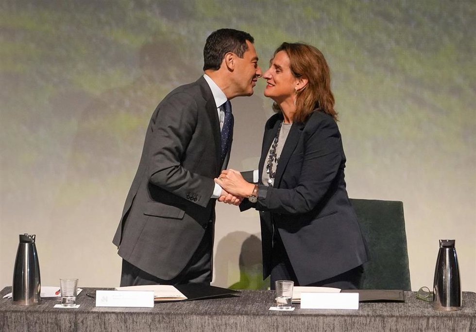 Archivo - El presidente de la Junta de Andalucía, Juanma Moreno (i) y la ministra de Transición Ecológica y Reto Demográfico, Teresa Ribera (d), durante la firma del acuerdo del protocolo del Parque Nacional de Doñana. A 27 de noviembre de 2023, en Almo