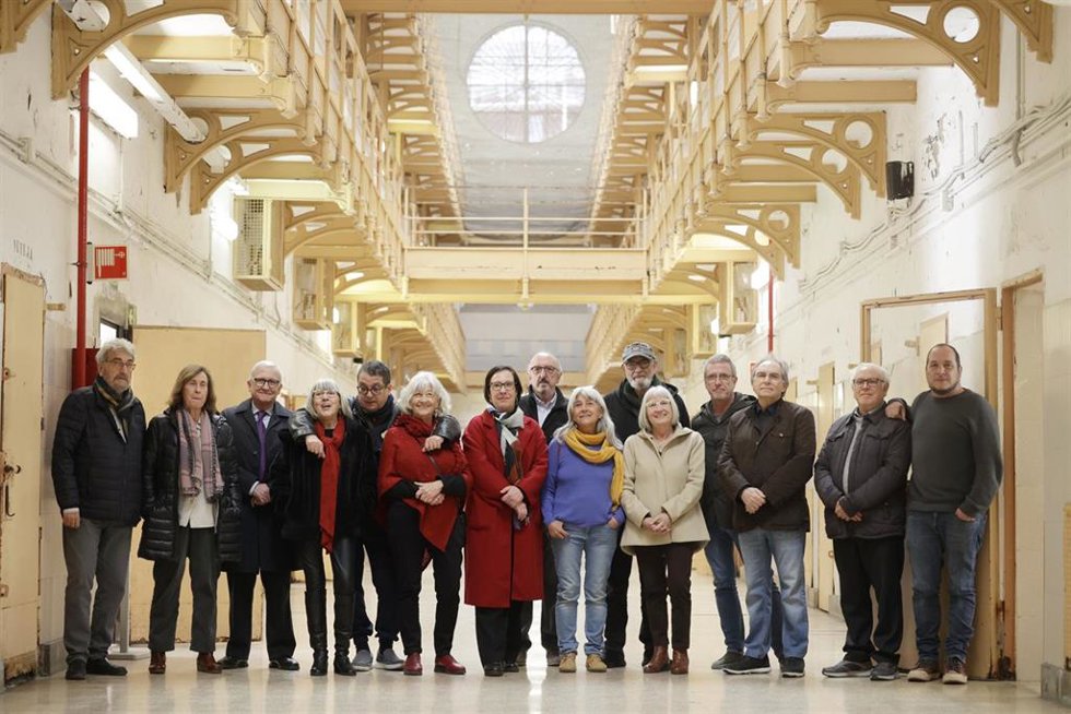 El equipo de la conmemoración de los 50 años de la ejecución de Puig Antich, 'Salvador Puig Antich. El compromiso vigente 1974 - 2024'. En la prisión La Model de Barcelona el miércoles 21 de febrero de 2024.