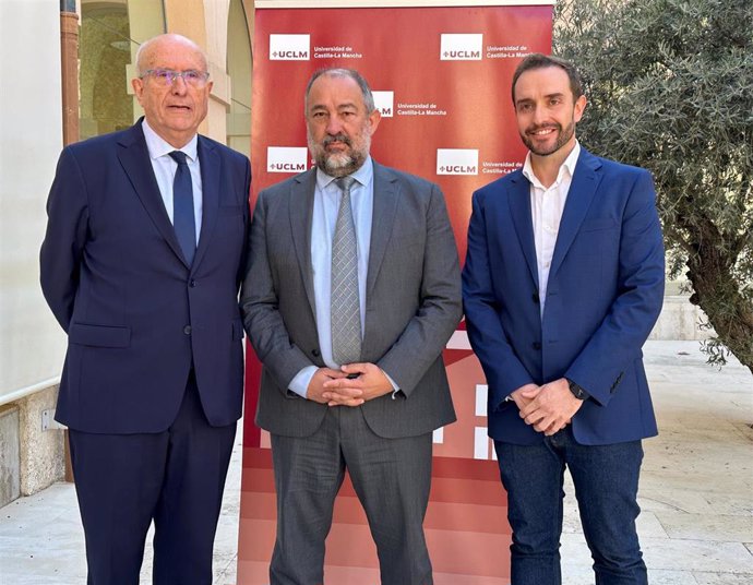 El rector de la UCLM, Julián Garde; el comisionado especial para el PERTE Agroalimentario, Jordi Carbonell, y el director de la Agencia de Investigación e Innovación, José Antonio Castro.