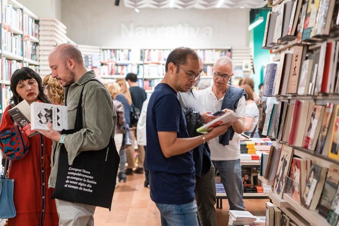 Archivo - La Banda del Ángel Caído actúa en la nueva Central de Callao para celebrar la Noche de los Libros, en la librería La Central del Callao, a 21 de abril de 2023, en Madrid (España). Tras abandonar su antigua sede, que se encontraba instalada en
