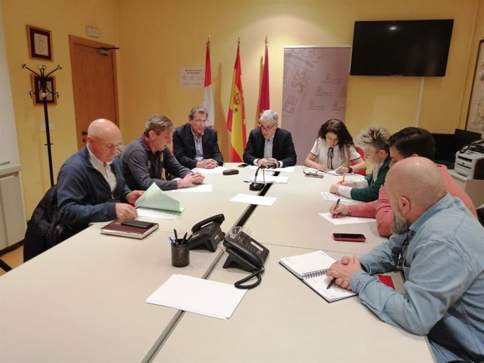 El delegado de la Junta en León junto con representantes de las organizaciones agrarias, durante la reunión.