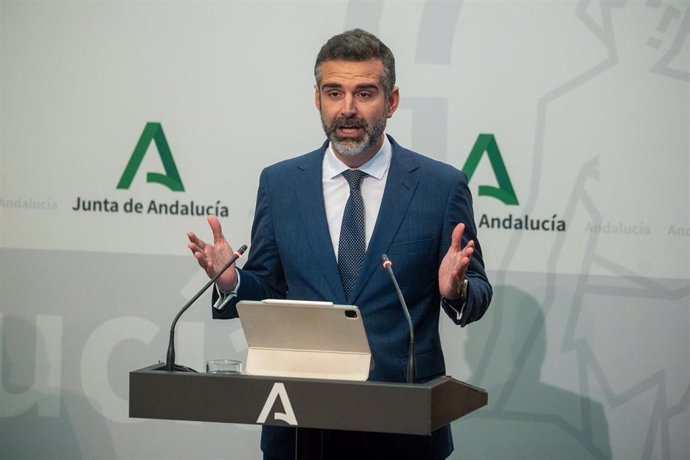 El consejero de Sostenibilidad, Medio Ambiente y Economía Azul y portavoz del Gobierno, Ramón Fernández-Pacheco interviene durante la rueda de prensa posterior al Consejo de Gobierno. A 21 de febrero de 2024, en Sevilla,  Como cada martes, el Consejo de