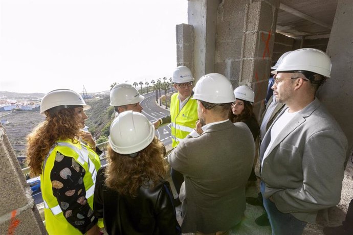 Autoridades políticas en una visita a una promoción de viviendas públicas de Visocan en La Gallega