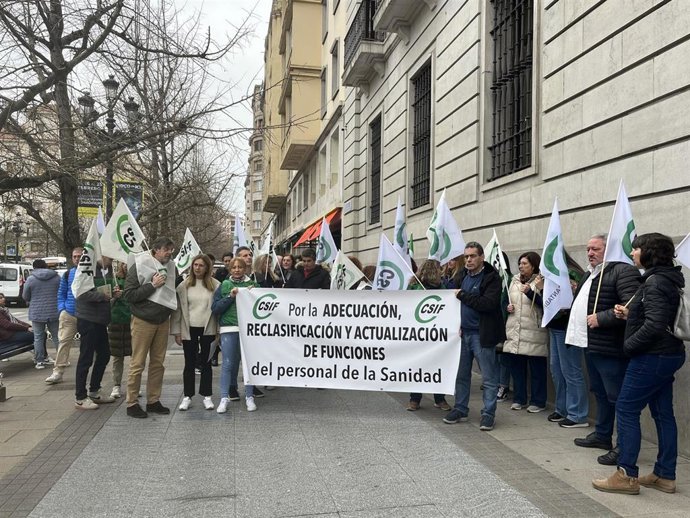 Protesta de CSIF en Santander para exigir la "actualización de funciones" de los sanitarios