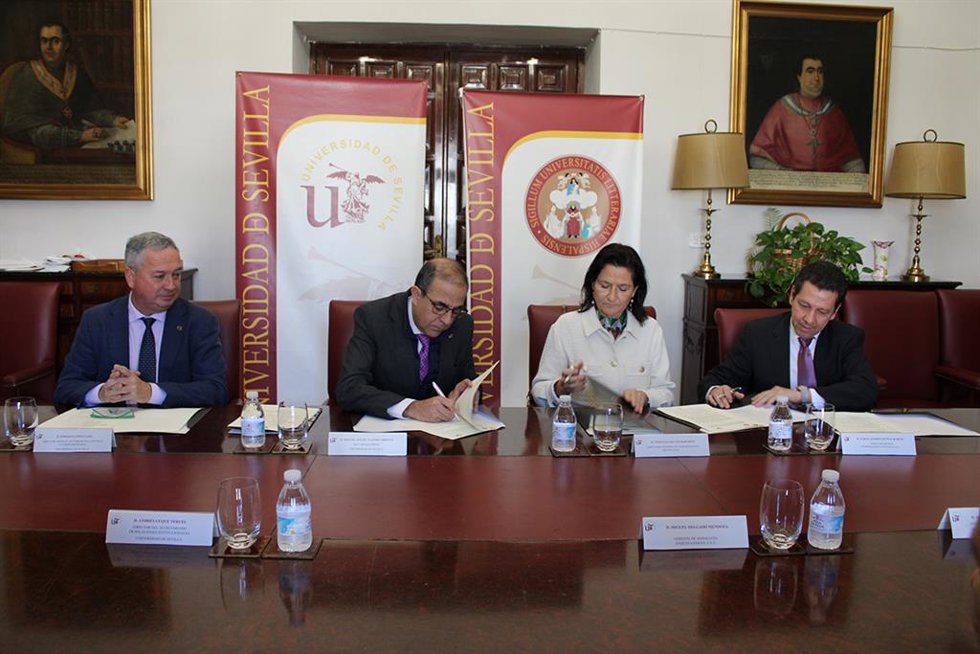 Castro, en la firma del acuerdo con la farmacéutica Daiichi-Sankyo, para un máster propio en Cardiología.