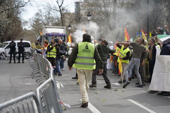 Los agricultores lanzan huevos a la Subdelegación del Gobierno en Cáceres y arrojan miel y judías en señal de protesta