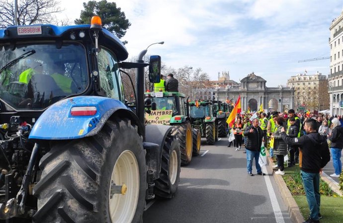 Tractores en la Puerta de Alcalá, en Madrid