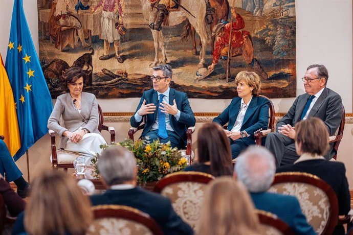 (I-D) La presidenta del Consejo de Estado y exvicepresidenta del Gobierno, Carmen Calvo; el ministro de Presidencia, Justicia y Relaciones con las Cortes, Félix Bolaños; la exvicepresidenta del Gobierno de España, Soraya Sáenz de Santamaría; y el expres