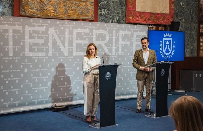 La presidenta del Cabildo de Tenerife, Rosa Dávila, y el vicepresidente, Lope Afonso, en una rueda de prensa para informar sobre los acuerdos del Consejo de Gobierno