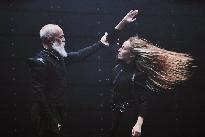 Nota De Prensa: Guillermo Weickert Estrena En El Teatro Central Luz Sobre Las Cosas, Donde Explora Los Límites Del Proceso Creativo Y El Cuerpo