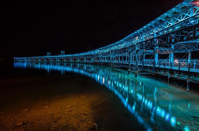 Archivo - Imagen del Muelle del Tinto de Huelva iluminado de celeste.