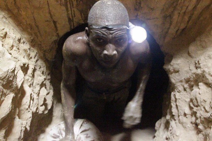 Archivo - Un hombre en una mina de oro en Burkina Faso (archivo)