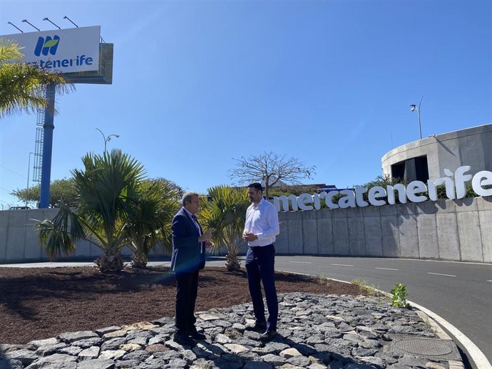 El consejero de Sector Primario del Cabildo de Tenerife,Valentín Correa, visita las instalaciones de Mercatenerife