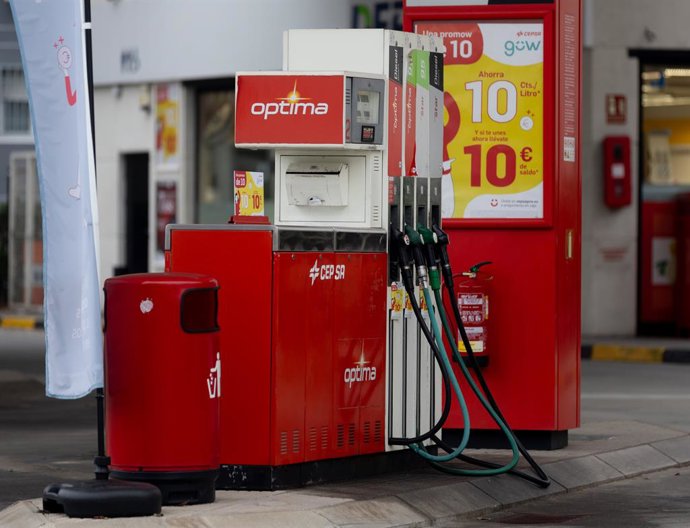 Archivo - Un surtidor en una gasolinera, a 2 de enero de 2024, en Madrid (España). 
