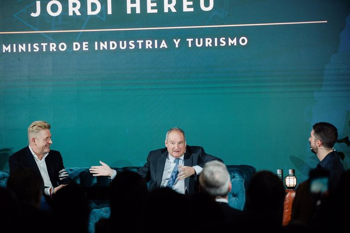 (I-D) El CEO de Cupra, Wayne Griffiths; el ministro de Industria y Turismo, Jordi Hereu, y el cómico y presentador David Broncano durante la inauguración de Casa Cupra, en el Cupra City Garage, a 21 de febrero de 2024, en Madrid (España).