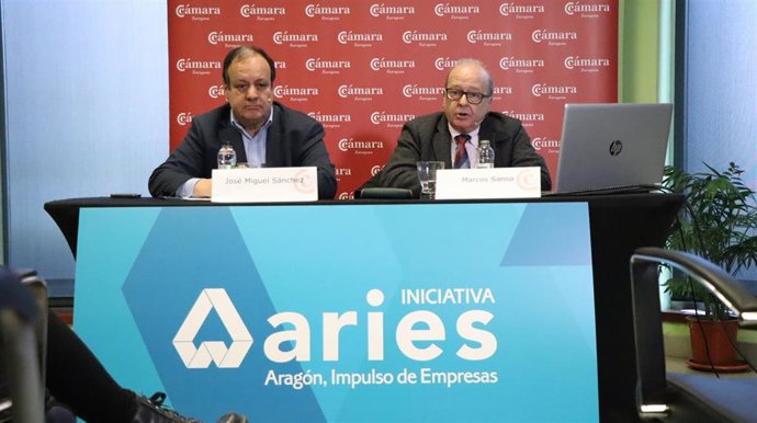 El director general de Cámara de Comercio de Zaragoza, José Miguel Sánchez, y el catedrático de Análisis Económico de la Universidad de Zaragoza y director del estudio de ESI, Marcos Sanso, en rueda de prensa