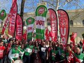 Foto: Unos 1.500 trabajadores del sector financiero se movilizan en Sevilla para exigir mejoras en las condiciones laborales