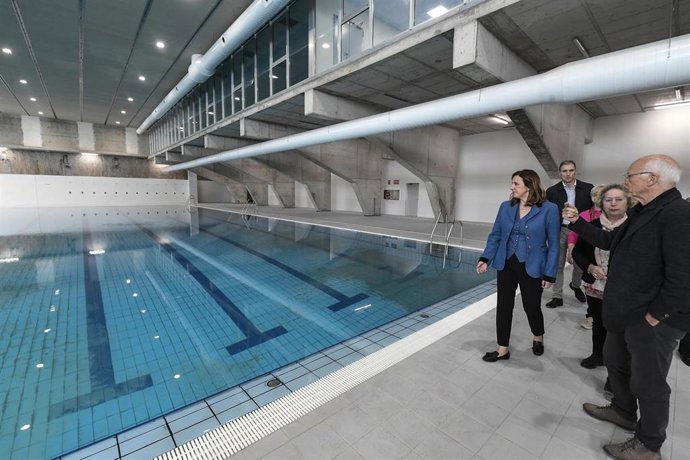 La alcaldesa de Valncia, María José Catalá, durante la visita a las obras del Polideportivo Nou Moles.