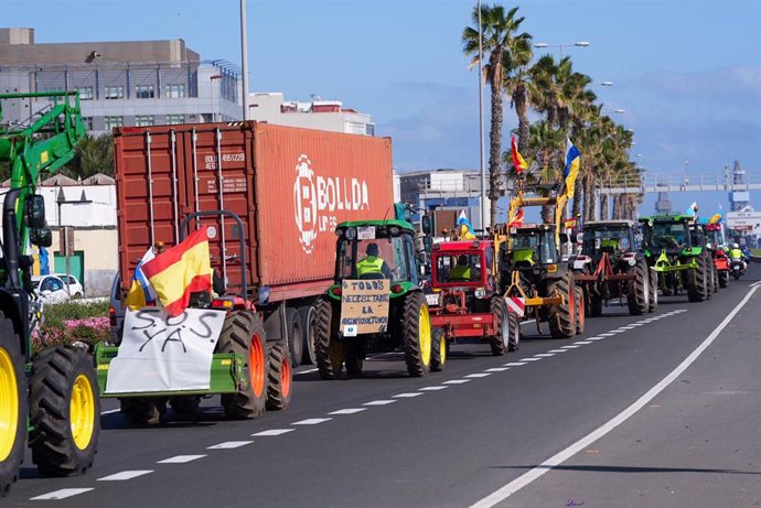 Una columna de tractores atraviesa Gran Canaria durante la décimosexta jornada de protestas de los tractores en las carreteras españolas, a 21 de febrero de 2024, en Las Palmas de Gran Canaria, Gran Canaria, Canarias (España). Agricultores y ganaderos de 