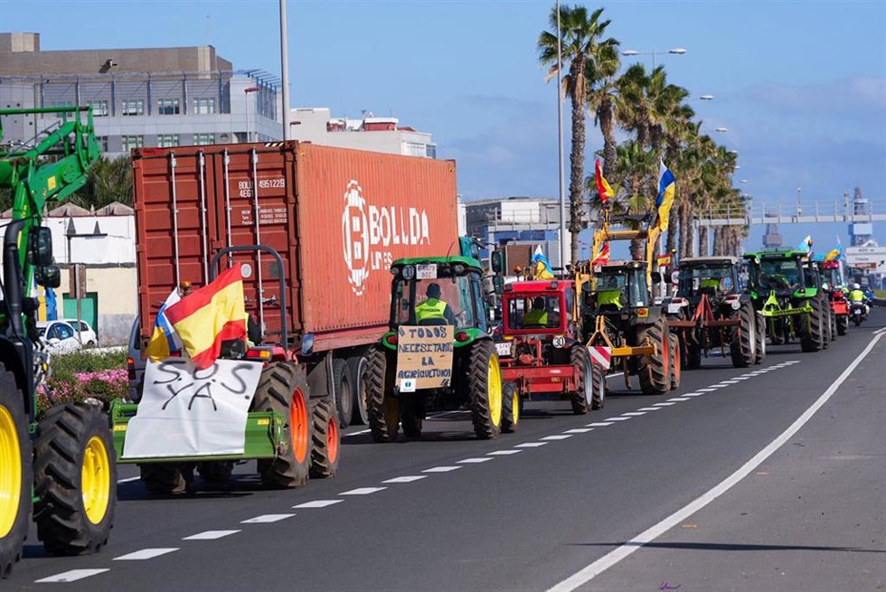 Una columna de tractores atraviesa Gran Canaria durante la décimosexta jornada de protestas de los tractores en las carreteras españolas, a 21 de febrero de 2024, en Las Palmas de Gran Canaria, Gran Canaria, Canarias (España). Agricultores y ganaderos d