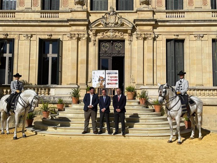 El delegado territorial de Turismo, Cultura y Deporte en Cádiz, Jorge Vázquez, y el director gerente de la Real Escuela, Rafael Olvera, presentan los eventos ecuestres que acogerá esta institución