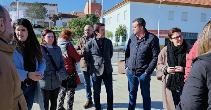 Alcaldes socialistas de la Cuenca Minera y miembros de la ejecutiva provincial del PSOE de Huelva.