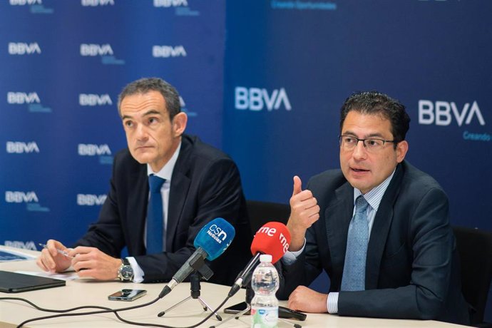 Francisco Javier Jerez, director territorial Sur de BBVA, y Miguel Cardoso, economista jefe de BBVA Research para España, en la rueda de prensa para presentar el informe sobre la economía andaluza.