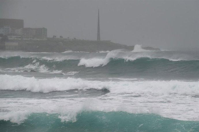 Vista del oleaje de la playa de Riazor, a 22 de enero de 2024, A Coruña, Galicia (España). La dirección xeral de Emerxencias de la Xunta ha activado hoy la alerta naranja por temporal costero en todo el litoral gallego. Según la Agencia Estatal de Meteo