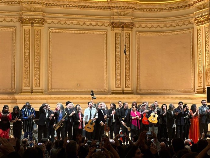 Artistas internacionales y españoles como José Mercé y El Cigala homenajearon ayer al guitarrista Paco de Lucía.