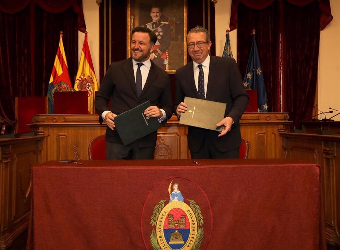 El presidente de la Diputación de Alicante, Toni Pérez, y el alcalde de Elche, Pablo Ruz, firman el protocolo de actuación para el futuro Palacio de Congresos de Elche.