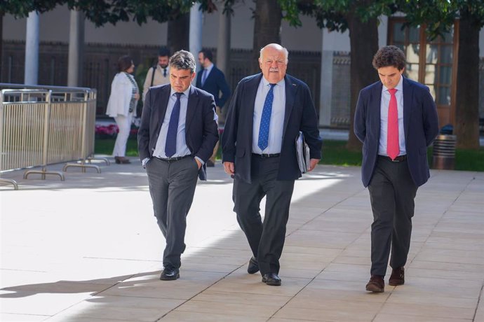 El presidente del Parlamento, Jesús Aguirre, este miércoles antes del inicio del Pleno del Parlamento.