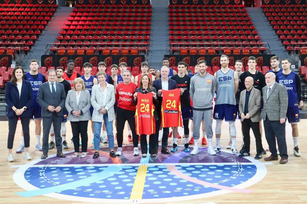 La alcaldesa Natalia Chueca, y el presidente del Gobierno de Aragón, Jorge Azcón, han deseado suerte a la selección española de baloncesto, tras el entrenamiento en el Pabellón Príncipe Felipe, antes de medirse ante Letonia