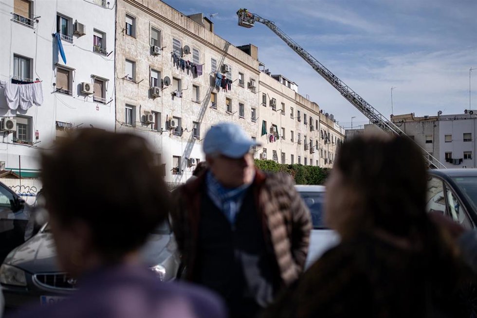Imagen de archivo - Varias personas observan el trabajo de los operativos de emergencias tras el derrumbe de un edificio en Badalona, a 6 de febrero de 2024, en Badalona, Barcelona, Catalunya (España).