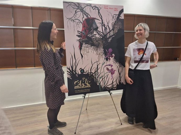 La directora general de FICOMIC, Meritxell Puig, y la ilustradora Emma Ríos presentando el cartel del 42 Comic Barcelona (Barcelona)