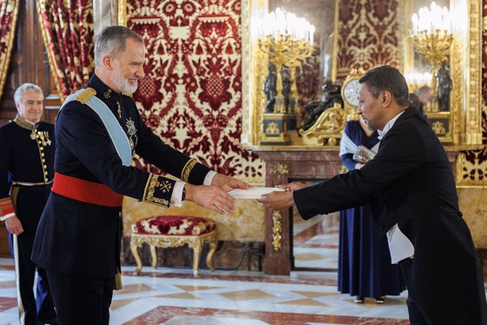 El Rey Felipe VI (i) recibe al embajador de Cabo Verde, Eduardo Jorge Lima (d), durante el acto del recibimiento de las cartas credenciales, en el Palacio Real, a 21 de febrero de 2024, en Madrid (España). El pasado 12 de enero, el monarca realizó la prim