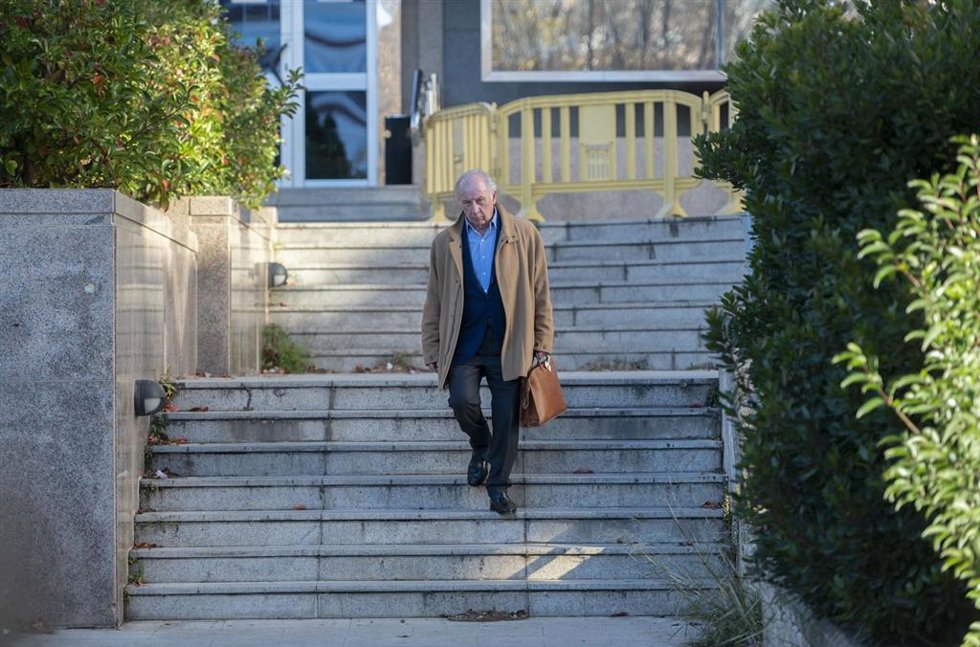 Archivo - El exvicepresidente del Gobierno y exdirector gerente del Fondo Monetario Internacional (FMI), Rodrigo Rato, a su salida del juicio por el Caso Rato, en la Audiencia Provincial de Madrid, a 15 de diciembre de 2023, en Madrid (España). Hoy se