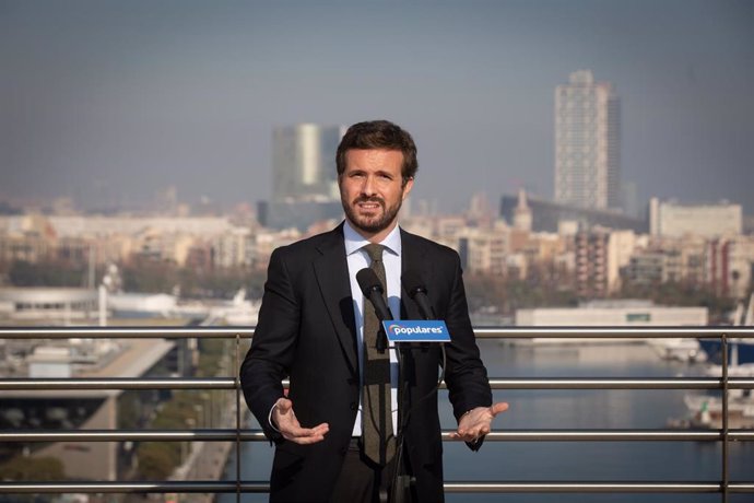 Archivo - El presidente del PP, Pablo Casado, interviene después de una reunión con asociaciones en defensa del bilingüismo español y catalán, en el Hotel Gran Marina, a 14 de diciembre de 2021, en Barcelona, Catalunya, (España). El encuentro se produce