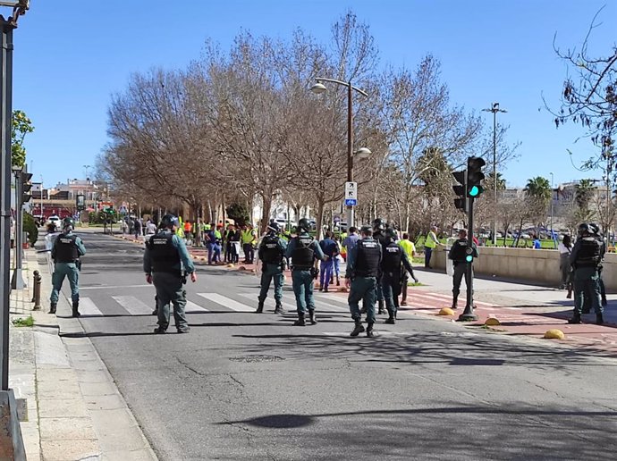 Agricultores y ganaderos en el Paseo de la Ribera de Córdoba se repliegan ante el dispositivo de agentes.