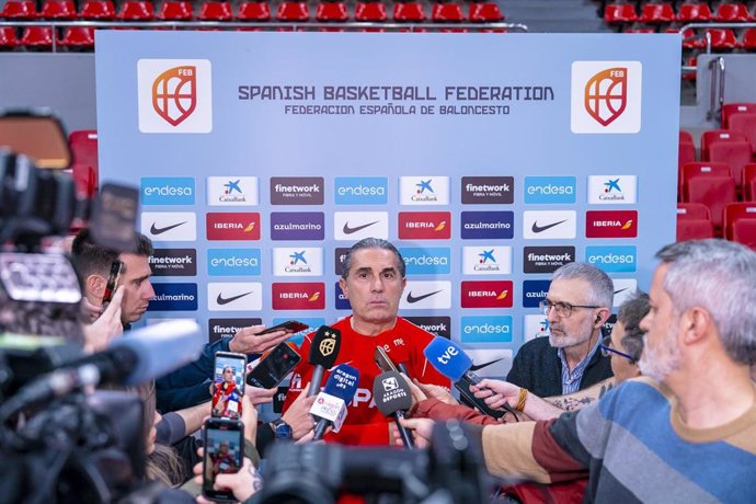 El seleccionador nacional de baloncesto Sergio Scariolo atiende a los medios