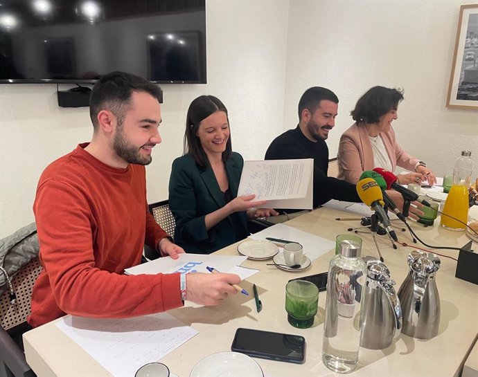 O catro deputados electos do BNG pola provincia de Lugo nas eleccións autonómicas, Iago Suárez, Olalla Rodil, Daniel Castro e Montse Valcárcel, durante o xantar informativo celebrado este mércores. En Lugo, a 21 de febreiro de 2024.