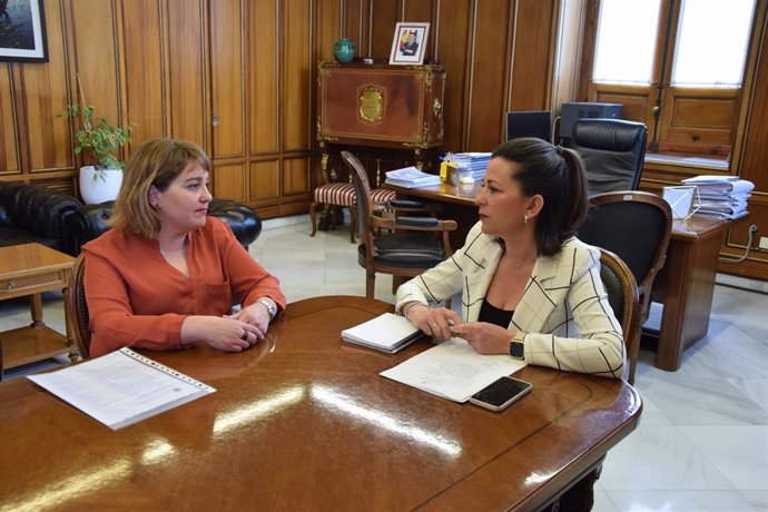 Reunión de la presidenta de la Diputación en funciones, Nuria Illana, con la alcaldesa de Paracuellos de la Vega, Ana María Godoy.