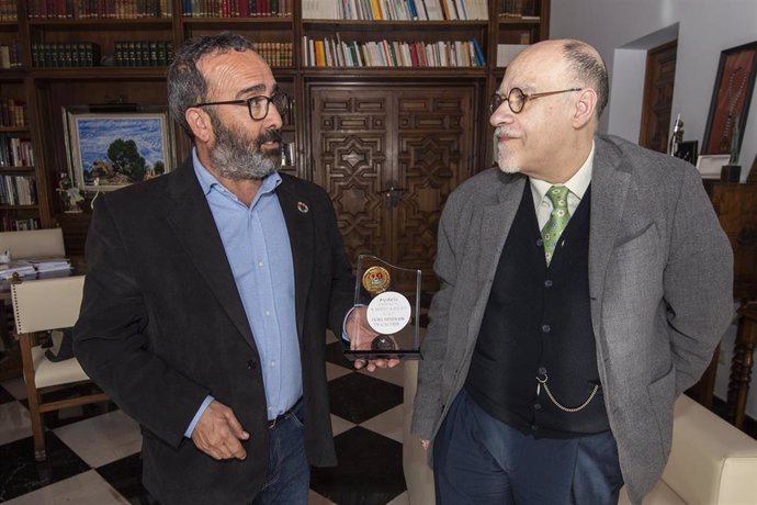 Miguel Ángel Morales recibe la Medalla al Mérito Filatélico por el apoyo la Asociación Numismática Cacereña