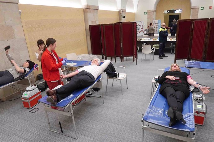 La vicepresidenta primera del Parlament, Alba Vergés, y el presidente de Junts, Albert Batet, donando sangre