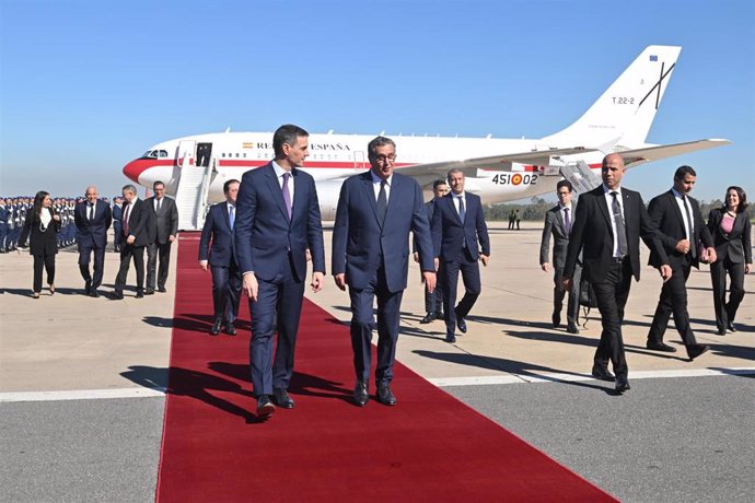 El presidente del Gobierno español, Pedro Sánchez (i), conversa con el presidente del Ejecutivo marroquí, Aziz Ajanuch (d), a su llegada al aeropuerto de Rabat, en su primer viaje oficial de esta legislatura a Marruecos, a 21 de febrero de 2024, en Rabat 